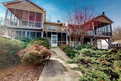 Image de 3br Lakefront Home W & Dock, Boat Lift & Grill