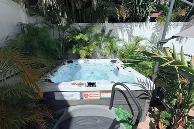 Image de 2 Br Beach Suite - Steps from the Sand, Prime Location with Bikes/Hot tub/Chairs