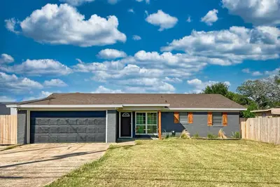 Image de Cozy 3-bedroom home - 12 min to downtown - Fenced yard and fire pit