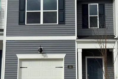 Image de 3-bedroom townhome in charming Sanford Located just off Highway 1