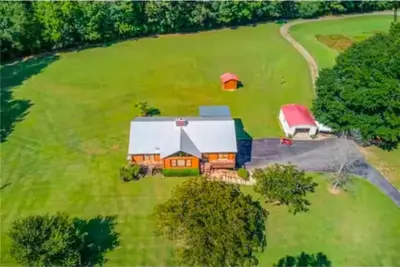 Image de 3-bedroom cabin in tranquil Loganville with comfort and 11 acreages of privacy! !