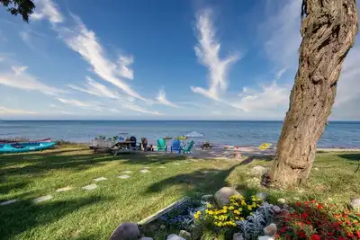 Image de Spacious 5-bed 2. 5 Bath Beach House South of Lexington  Lakeport w/Hot-Tub