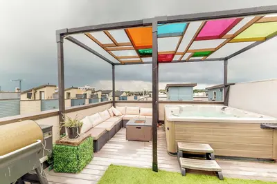 Image de Home w/ Rooftop Patio, Fire Pit, Hot Tub, Grill