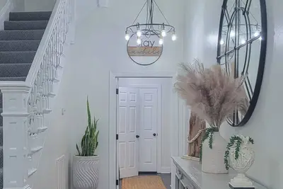 Image de 4 Br Home w/ Modern Comforts & Park View