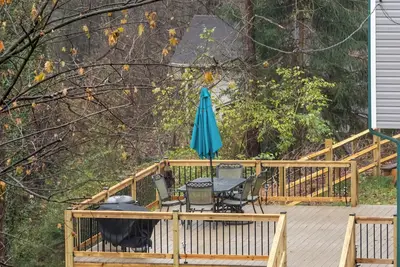 Image de The Hideaway House:  Sleeps up to 7 with stunning deck views overlooking a creek