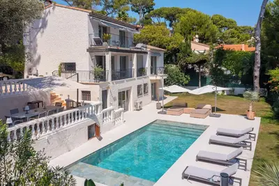 Image de Villa moderne au Cap d’Antibes avec vue mer et accès rapide à la Garoupe