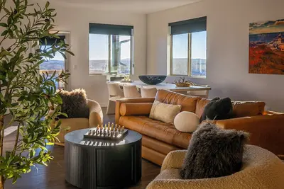 Image de New Modern Downtown Penthouse Condo with undercover parking