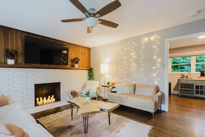 Image de Stylish Amity Gardens Bungalow - 3 Bedroom - Pet Friendly - Near Uptown