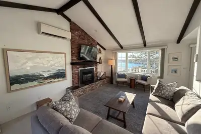 Image de 5 Bedrooms | Water Views | Private Pond Beach | Outdoor Shower