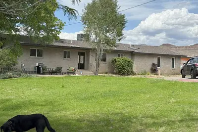 Image de Spacious Fully Renovated Warm Mid-Century Modern Ranch w/ Stunning Views!