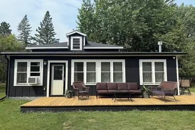 Image de Field & Forest Rental Cabin- Cozy, Quiet 3 Bedroom Cabin Just Outside Warroad