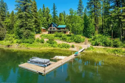 Image de Cozy 4-bedroom waterfront Cabin in peaceful Ione with Ac. Sleeps 14!