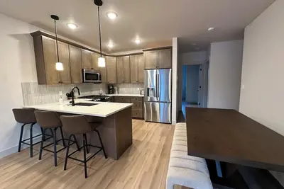 Image de Brand New Luxe 3br Townhome w/ Private Hot Tub - Walk to Gondola & Village!