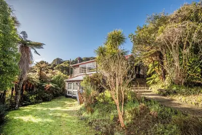 Image de Character home Halfmoon Bay, close to everything