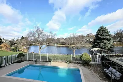 Image de Lakefront 4br House. Private Lake, Pool, Hot Tub & Spa - perfect getaway retreat