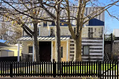 Image de 1/2 Block to Main, Luxury 1 Bed 1 Bath Cottage + Full Kitchen + Parking + Fiber