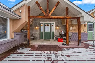 Image de Huge 8br Estate 2 Game Rooms on 20 Acres