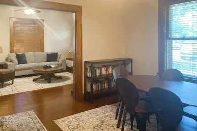 Image de 3br Charming Home w/ Porch, in the Downtown Buda