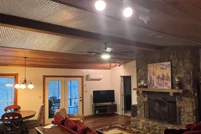 Image de Gorgeous 2-bedroom cabin located in rural Ne Arknasas perfect for getaways.