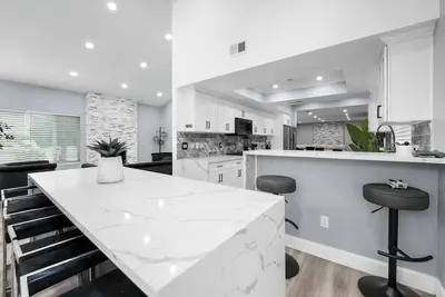 Image de Glendora Super House!