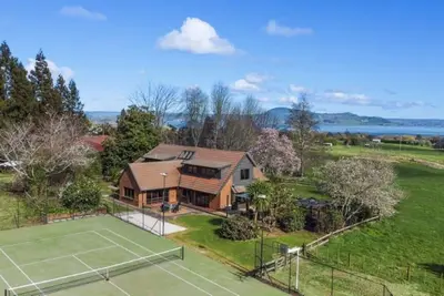 Image de Wainui - Rural with Lake Views, Spa & Tennis Court