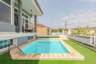 Image de Évadez-vous dans votre piscine privée, vue sur la mer et barbecue