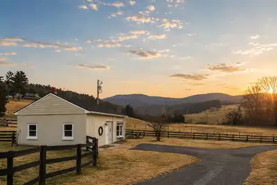Image de The Writer's Cottage - 13m to Shenandoah Np, Hot Tub, Mountain Views, Ev
