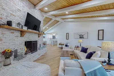 4br Home w/ Decks, Fireplace, Golf Nearby