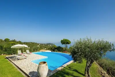 Image de Villa Pelagos & guest house, undoubtedly has one of the best views in Corfu.