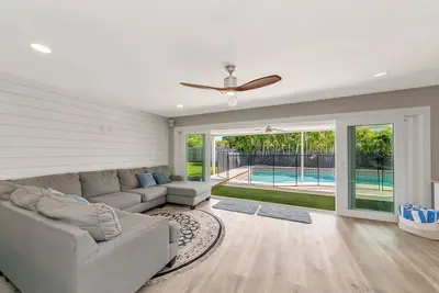 Image de Spacious Family Oasis • Heated Pool • Near Beaches