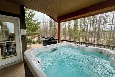 Image de Prime Base Location! 5br, 4ba condo just a 2-min walk to the Express Quad. Ski back to your door. Features 2 hot tubs and a double garage for gear. Enjoy easy access to base restaurants and bars!