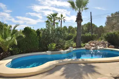 Image de Villa chic avec piscine privée et grand jardin – proche plages