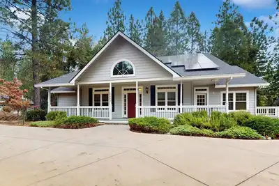 Image de 4br Home w/ Decks & Arcade Games, Near Yosemite