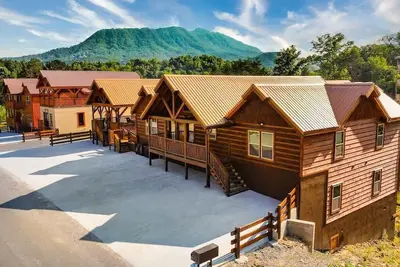 Image de 8-Bedroom Smoky Mountain Cabin with Indoor Pool, Outdoor Theater & Arcade