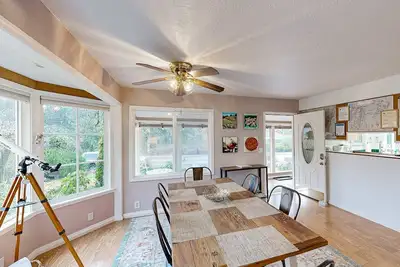 Image de Dog-Friendly Two-Story Home near the Beach w/Free WiFi, Gas Grill, & Firepit