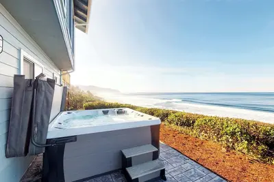 Image de Oceanfront house with Ping-Pong table & private hot tub overlooking the ocean