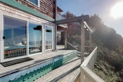 Image de Dog-Friendly Oceanfront House with Stunning Views, Multi-Level Deck, & Fireplace