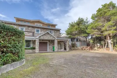 Image de Beachfront home with amazing ocean views, entertainment space, & balcony