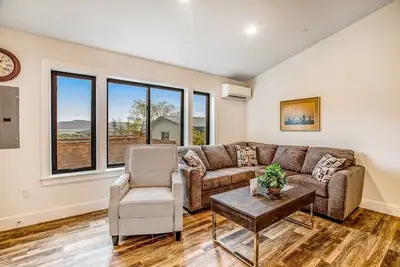 Image de Brand new modern downtown apartment w/Ac & washer/dryer - near beach