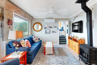 Image de Nautical Themed Family Friendly Beach House with Three Arches View
