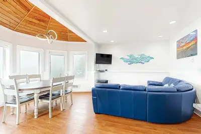 Image de Huge dog friendly castle with ocean view decks 5 minutes to the beach