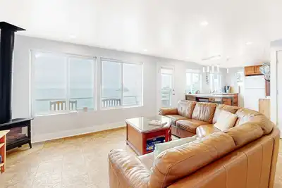 Image de Beautiful and dog friendly ocean views with a private patio