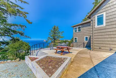 Image de Quaint ocean view escape with modern interior smart Tv and gorgeous deck