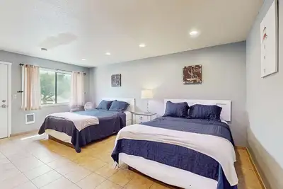 Image de Peaceful Dog Friendly Room with Kitchenette Near the Beach and Downtown