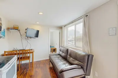 Image de Conveniently Located Home with Access to Beach and Town One Dog Welcome