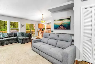 Image de Beautiful home with large deck, gas grill, nestled around the trees