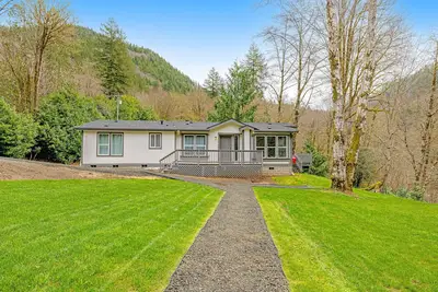 Image de Dog-friendly, waterfront home on the Wilson River with great views, deck & WiFi