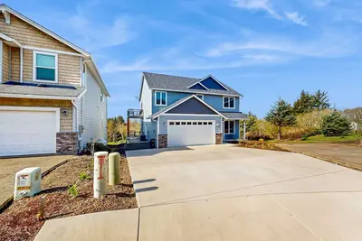 Image de Comfortable home with ocean views, with private hot tub, deck, fireplace, WiFi