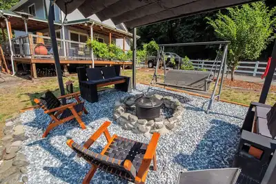 Image de 4 Br Riverfront Home w/ Stunning Views, Fireplace