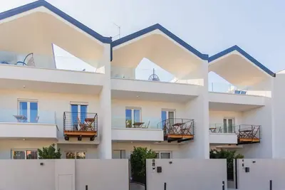 Image de 🏡 Waves | Ecume – Villa moderne alliant confort et intimitéBienvenue dans cette élégante maison de ville de deux étages située Via Udine, au cœur de Santo Spirito. Un havre de paix contemporain et raffiné, conçu pour vous offrir détente, co